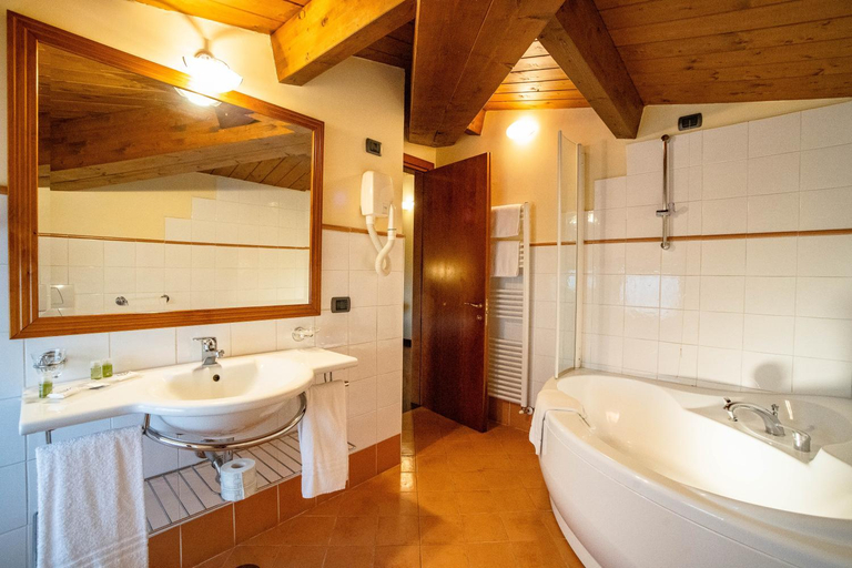 Bathroom 5, Relais La Corte di Bettona Hotel, Perugia