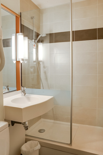Bathroom 4, ibis Salon de Provence Sud, Bouches-du-Rhône