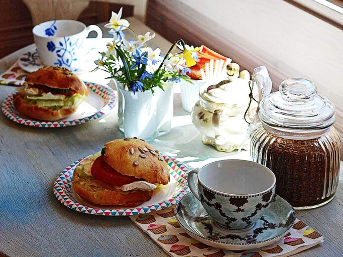 Food & Drinks 5, Tranquil Lake View Cottage-By Traum, Mark