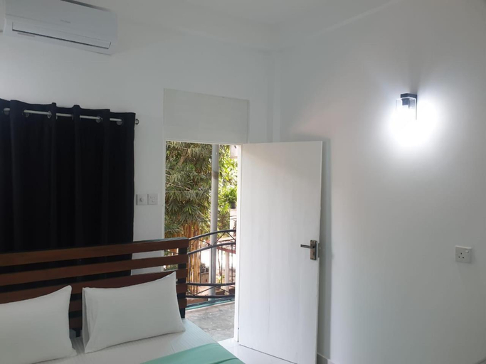 Bedroom 2, Shady transit hotel, Katana