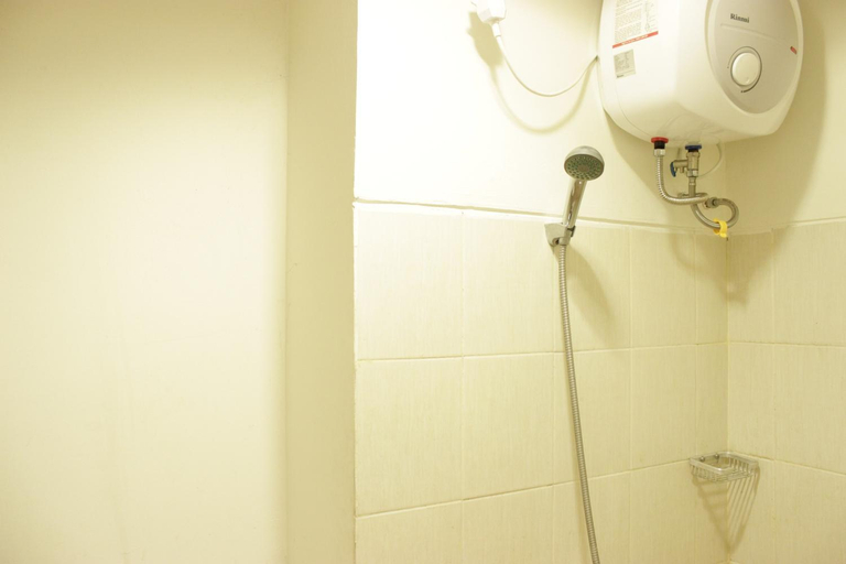 Bathroom, Comfort Studio Easton Park Jatinangor By Travelio, Sumedang