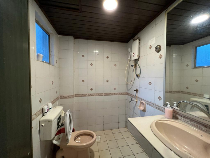 Bathroom 3, KK City A2Z Api Api Studio Homestay, Kota Kinabalu
