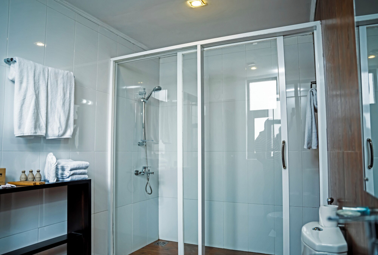 Bathroom 5, The Golden Legacy Hotel, Nuwara Eliya