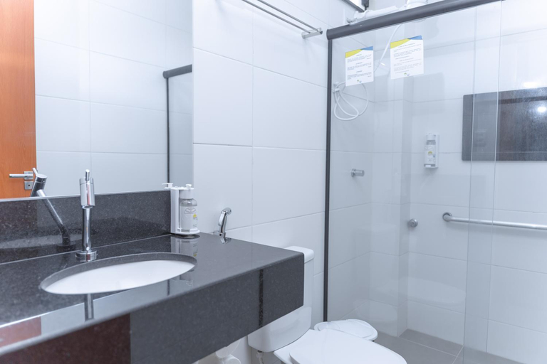 Bathroom, Hotel Equinocios Essential, Barcarena