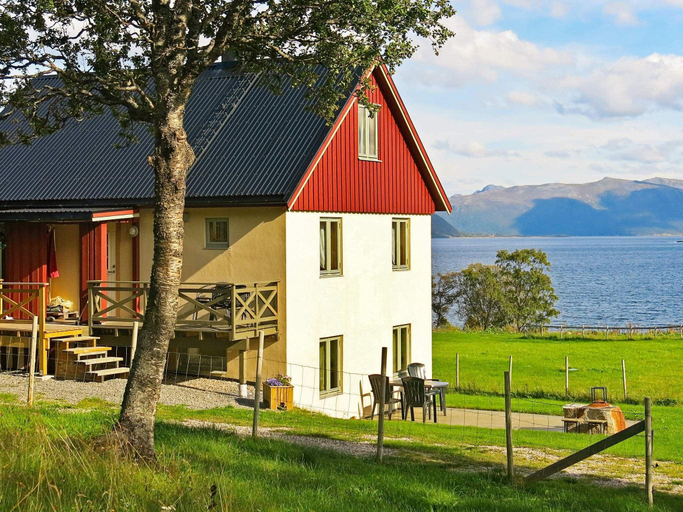 Exterior & Views