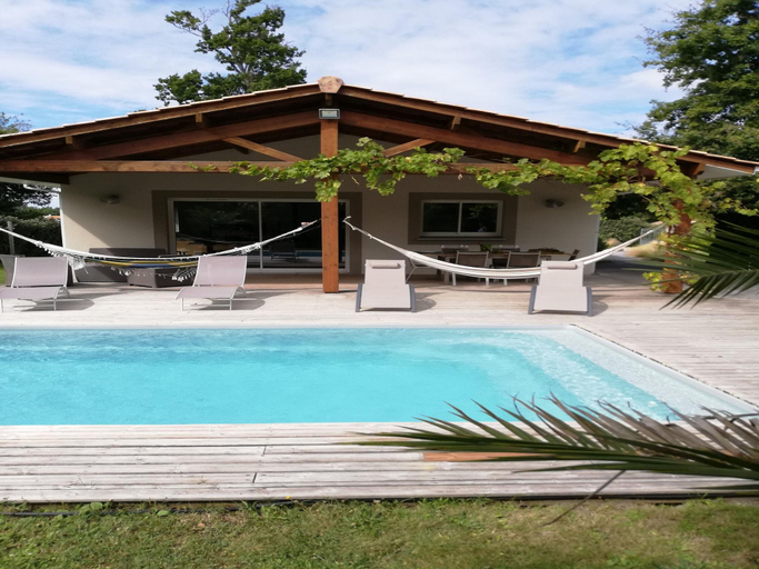Sport & Beauty 2, holiday home with pool in Grayan-et-lHopital, Gironde