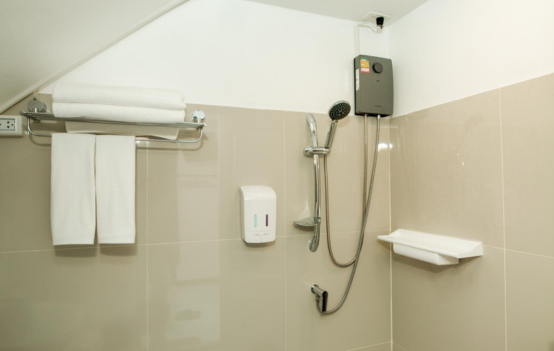Bathroom 5, The Hostel Era, Wattana