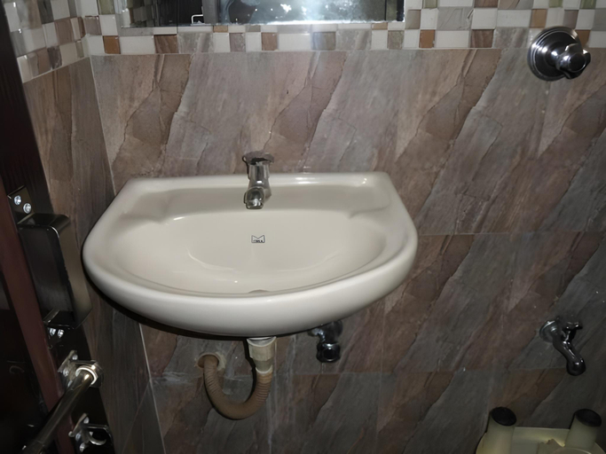 Bathroom, Hotel Jasmine - Ahmadabad, Ahmadabad