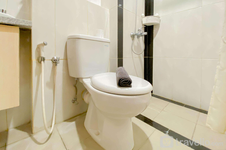 Bathroom 3, Cozy 1BR Grand Kamala Lagoon Apt By Travelio, Bekasi