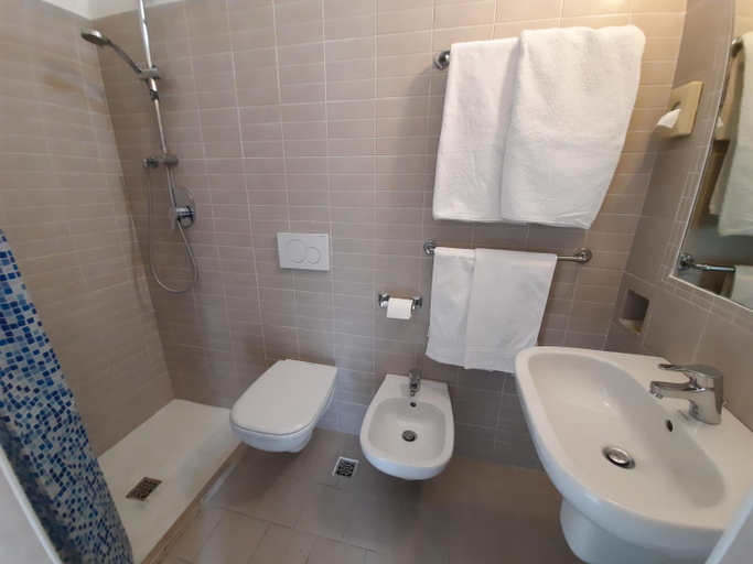 Bathroom 3, Hotel Bing, Rimini