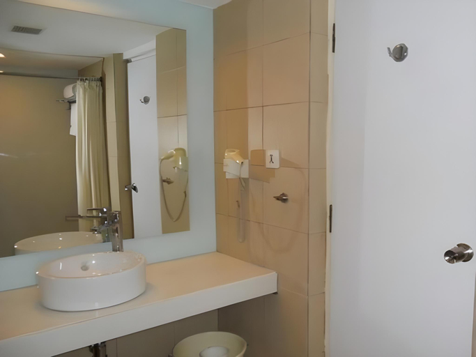 Bathroom 4, The Central Court Hotel, Hyderabad