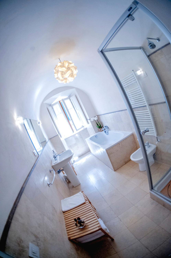 Bathroom 2, Palazzo de' Vecchi, Siena