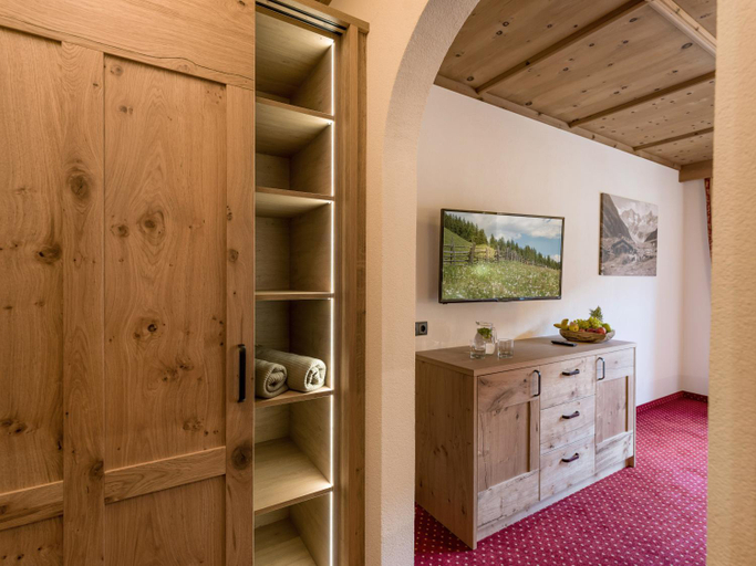 Bedroom 2, Alpenherz Hotel Garni, Schwaz