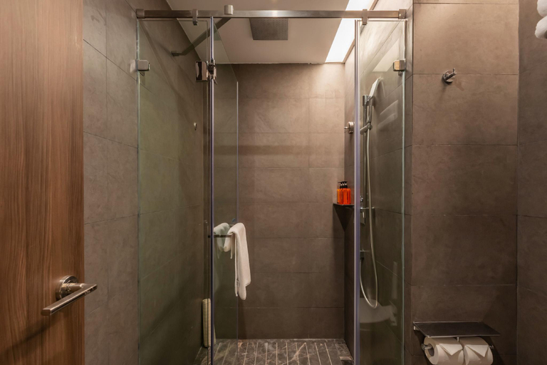 Bathroom 3, Orange Hotel Wuhan Yellow Crane Tower Yangtze River Bridge, Wuhan
