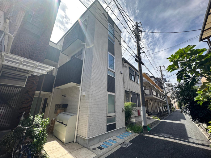 Exterior & Views