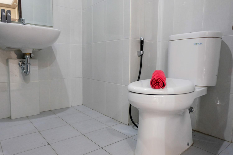 Bathroom 3, Cozy 1BR at Casa De Parco Apartment By Travelio, Tangerang