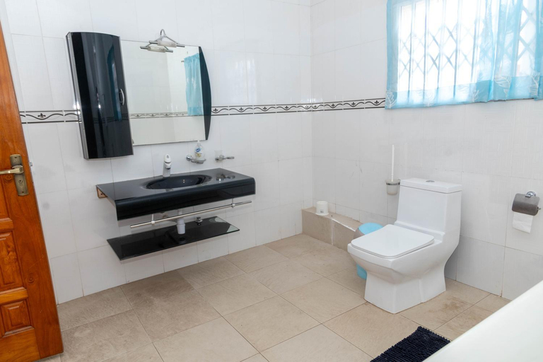 Bathroom 3, Ashanti Heritage Lodge, Kumasi