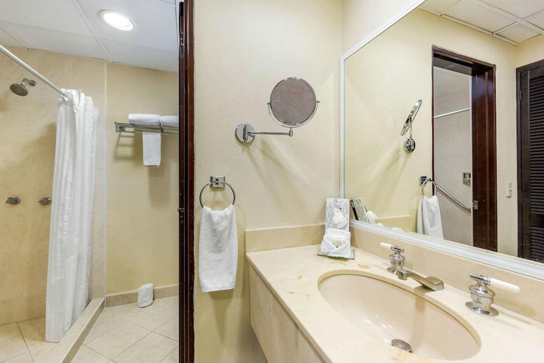 Bathroom 3, Quality Inn Tuxtla Gutierrez, Tuxtla Gutiérrez