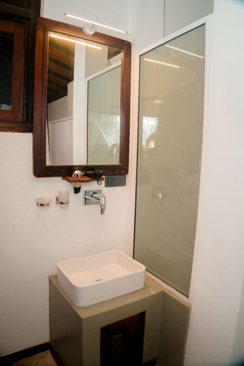 Bathroom 4, Lucky Tuna, Habaraduwa