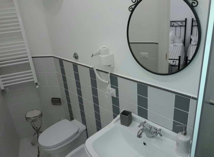 Bathroom 4, La piazzetta delle regine, Roma
