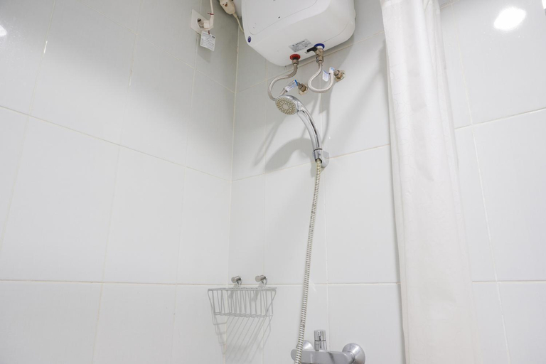 Bathroom 2, Nice and Cozy Studio at Casa De Parco By Travelio, Tangerang