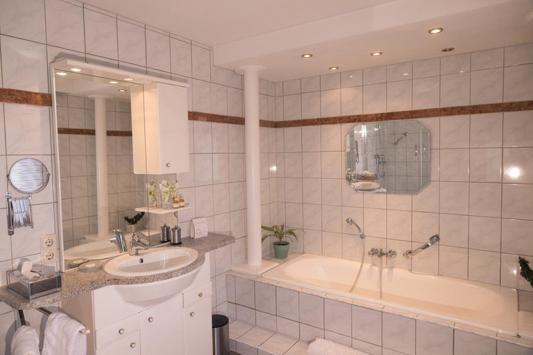 Bathroom 4, Hotel Breitenbacher Hof, Freudenstadt