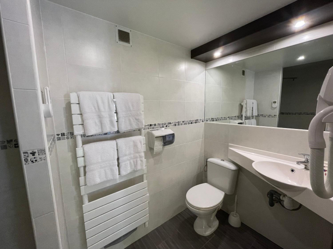 Bathroom 2, Brit Hotel St-Quentin/Nord, Aisne