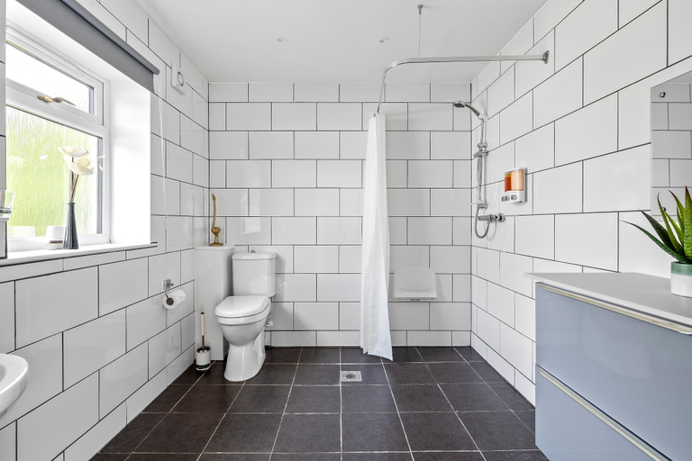 Bathroom, Number 3, Lytton Tree Lodge, Reydon, Southwold, Suffolk