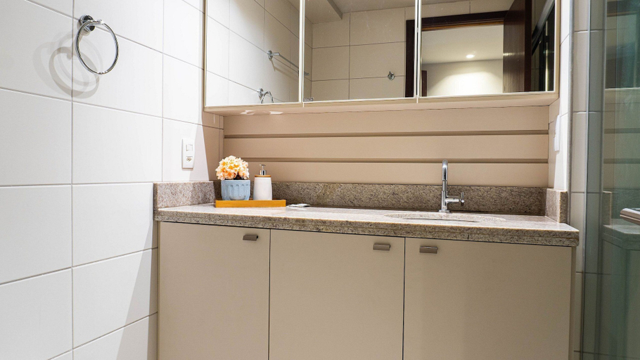 Bathroom 4, Flat Beach Class Internacional por Yolo, Recife