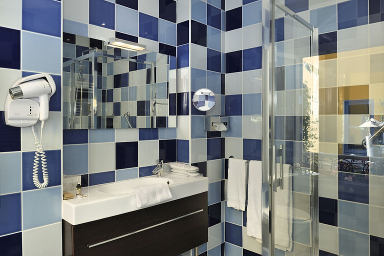 Bathroom 4, Hôtel de l'Abeille Orléans, Loiret