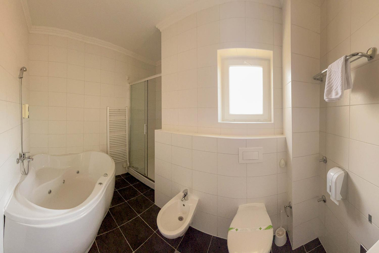 Bathroom 4, Bristol, Herzegovina-Neretva
