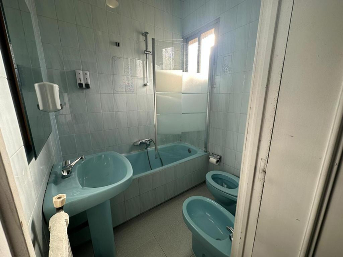 Bathroom 3, Hostal Arrate, Madrid
