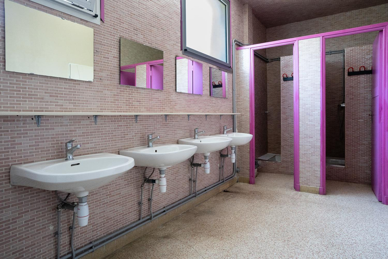Bathroom 5, Auberge de Jeunesse HI Arles, Bouches-du-Rhône