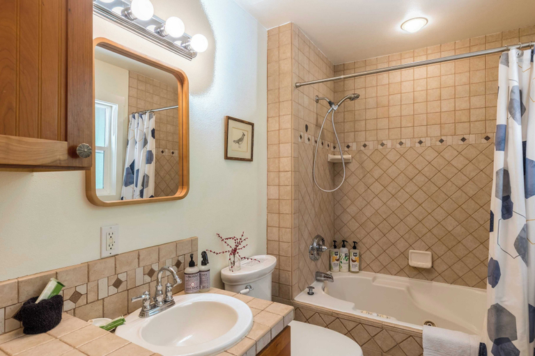 Bathroom 3, Mid-century Beach Cabin by Avantstay Walk to Beach, Island
