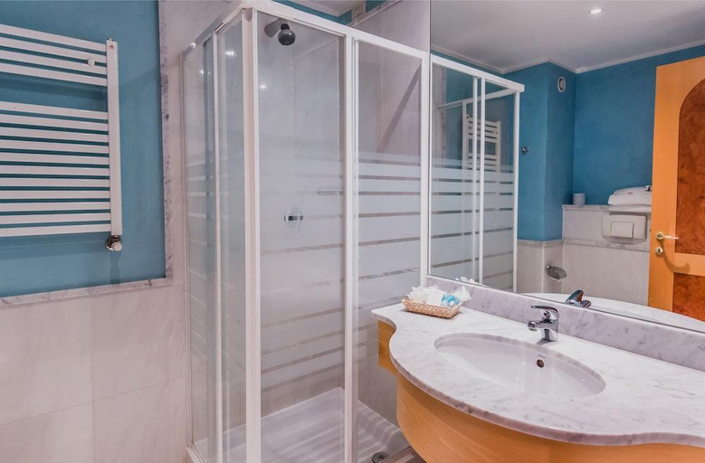 Bathroom 4, Hotel La Fonte, Brescia