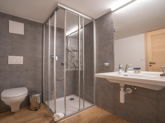 Bathroom 4, Hotel Wasserfall, La Gruyère