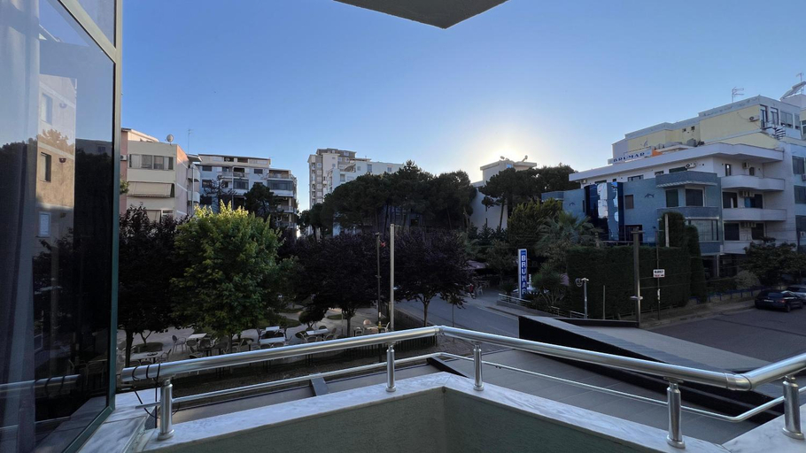 Others 5, Hotel Riviera, Durrësit