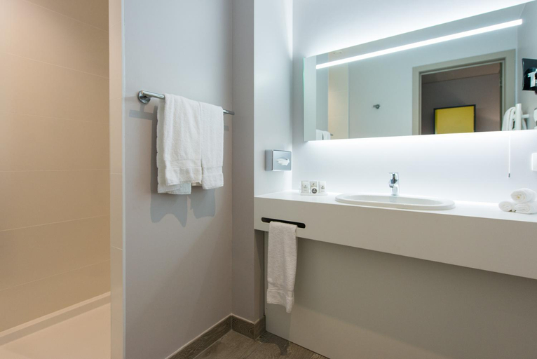 Bathroom 4, Martin's Red, Vlaams Brabant