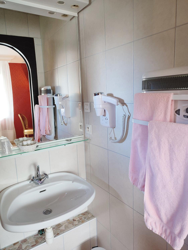 Bathroom 3, l'Auberge des Gourmets Hotel, Jura
