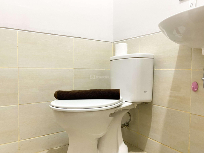 Bathroom 3, Cozy Stay Studio Transpark Juanda By Travelio, Bekasi