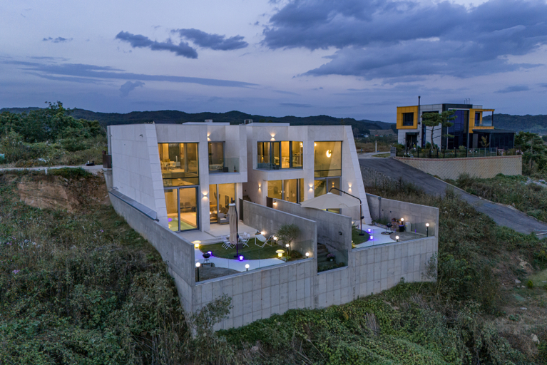 Exterior & Views