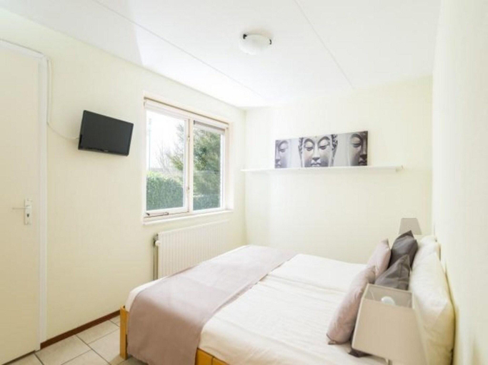 Others 4, Bungalow in Zeeland with Stunning Waterside Views, Sluis