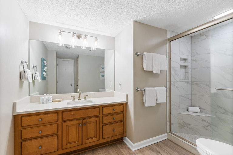 Bathroom 3, Shoalwater 1202, Baldwin