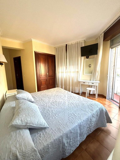 Others 5, Hotel Cachalote, Pontevedra