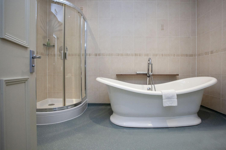 Bathroom 2, Woodborough Inn, North Somerset