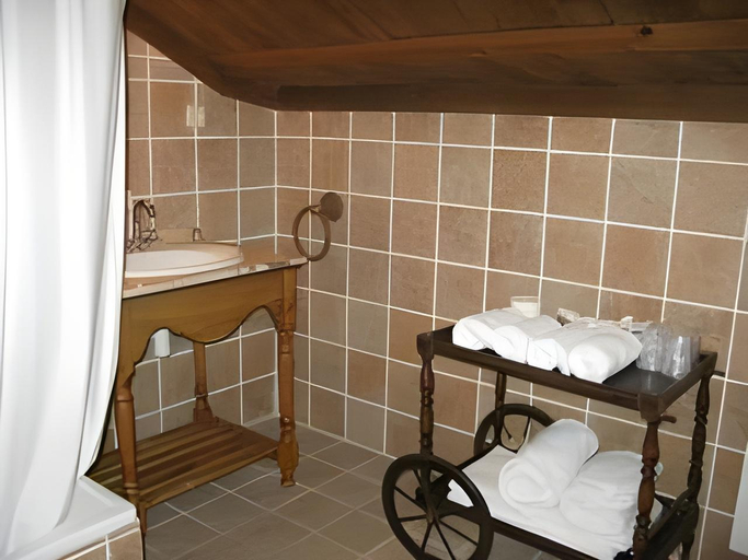 Bathroom 4, Hotel Charle, Huesca