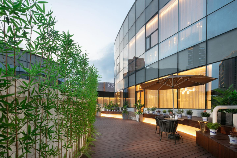 Exterior & Views