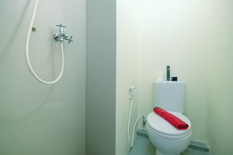 Bathroom 3, Homey Studio Apt @ Bogorienze Resort By Travelio, Bogor