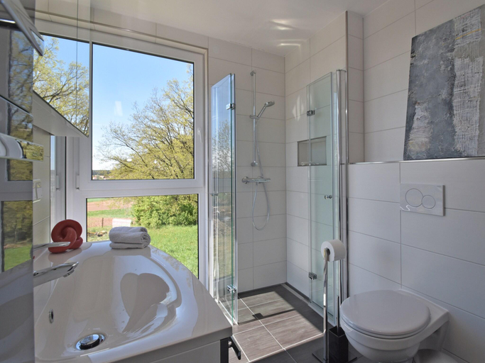Bathroom, Das Kuenstlerhaus in Kammerstein, Roth