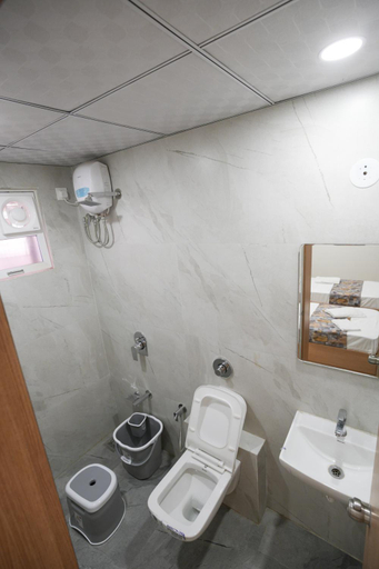 Bathroom 5, Maruti Grand Hotel, Rajkot